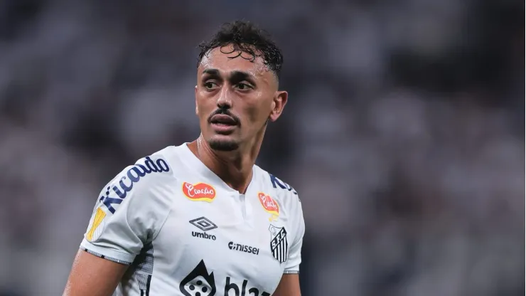 Pituca deve deixar o Santos e voltar ao futebol japonês ainda nesta temporada; Meia perdeu espaço no time