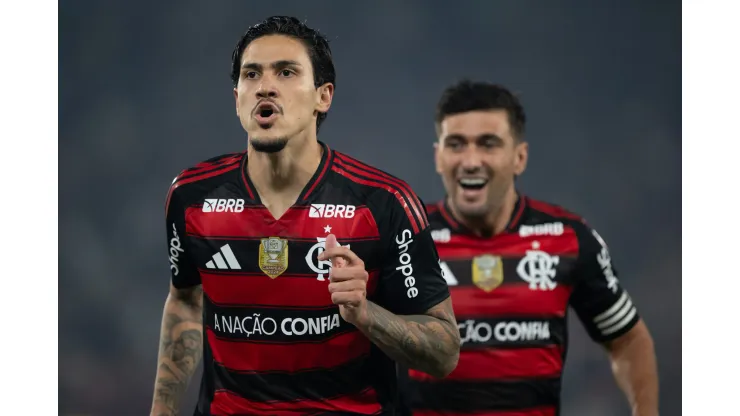 Pedro e Arrascaeta durante Flamengo x Vitória. Foto: Jorge Rodrigues/AGIF