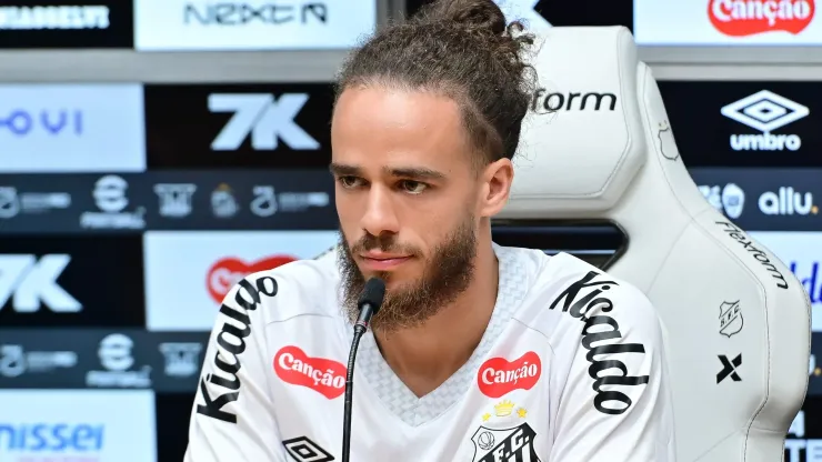 Billal Brahimi detalha forma de jogar e projeta estreia pelo Santos contra o Bragantino no Brasileirão