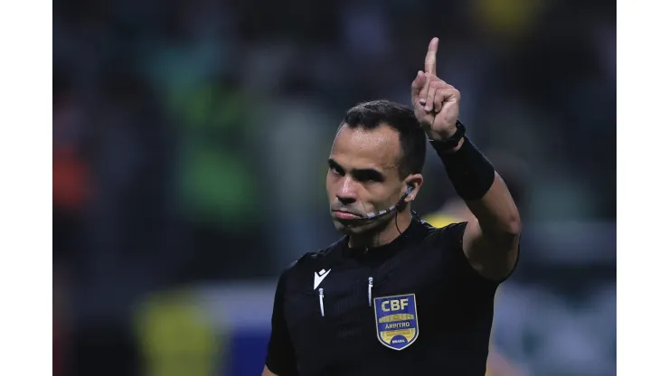 Árbitro Alex Gomes Stefano. Foto: Ettore Chiereguini/AGIF