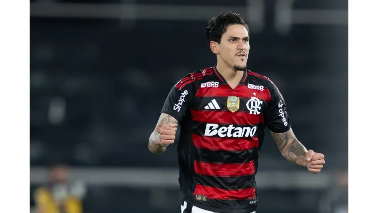 RJ - RIO DE JANEIRO - 15/10/2025 - BRASILEIRO A 2025, BOTAFOGO X FLAMENGO - Pedro jogador do Flamengo comemora seu gol durante partida contra o Botafogo no estadio Engenhao pelo campeonato Brasileiro A 2025. Foto: Jorge Rodrigues/AGIF
