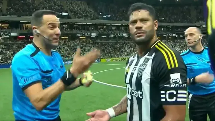 Hulk ficou irritado, em julho, ao receber cartão amarelo de árbitro uruguaio após o fim de Atlético x Bucaramanga – Foto: Reprodução/ESPN