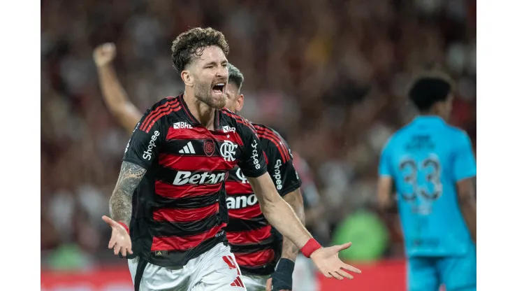Léo Pereira comemorando seu gol em Flamengo x Santos. Foto: Thiago Ribeiro/AGIF