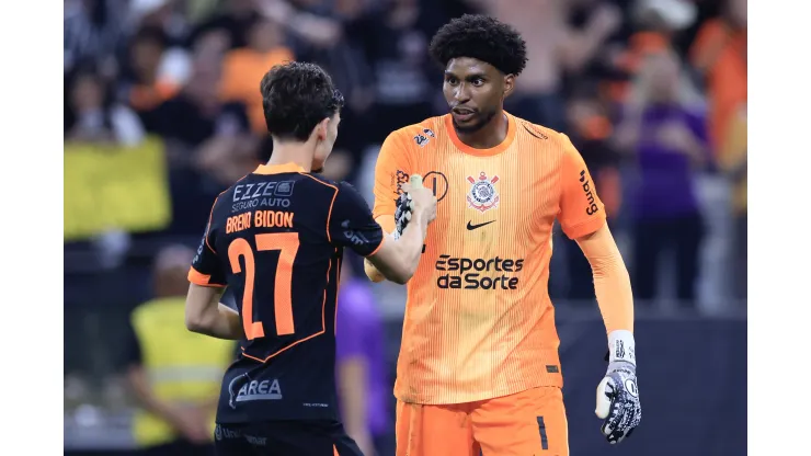 Hugo e Bidon estão entre os pendurados. Foto: Marcello Zambrana/AGIF