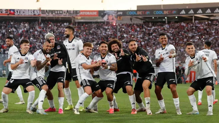 Los jugadores de Colo Colo festejan su triunfo por 3-0 ante Deportes Iquique.
