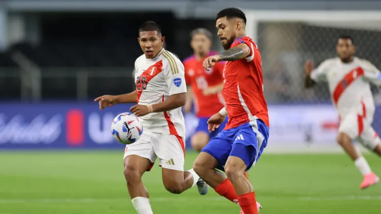 Paulo Dáz y Flores se disputan la pelota.
