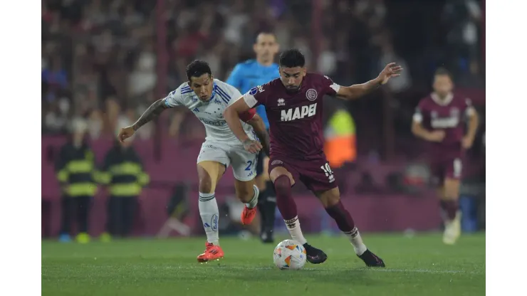 LANUS, ARGENTINA - OCTOBER 30: Marcelino Moreno of Lanus and Lucas Romero of Cruzeiro battle for the ball during the Copa CONMEBOL Sudamericana 2024 Semifinal second leg match between Lanus and Cruzeiro at Estadio Ciudad de Lanus (La Fortaleza) on October 30, 2024 in Lanus, Argentina. (Photo by Marcelo Endelli/Getty Images)
