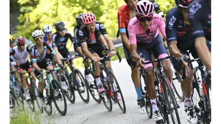 Egan Bernal sufrió en la etapa 17, perdió tiempo con Yates, pero sigue líder