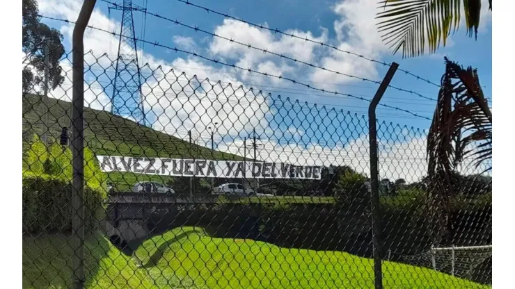 Comenzó la campaña de la hinchada de Atlético Nacional para que Jonathan Álvez se vaya del equipo.
