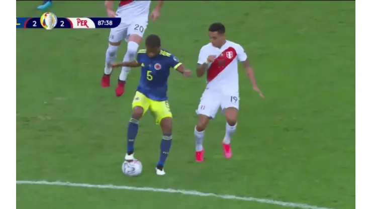 Los trucos de Wilmar Barrios: tremenda pisada para sacarse a dos rivales peruanos