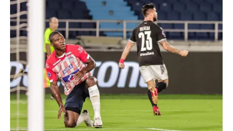 En un partido de colegio, Junior perdió 3-4 contra Libertad en la Sudamericana