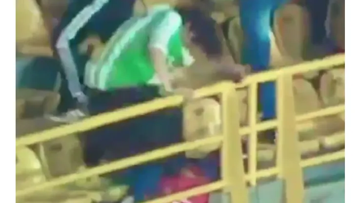 Así agredieron hinchas de Nacional, sin piedad, a uno de Santa Fe