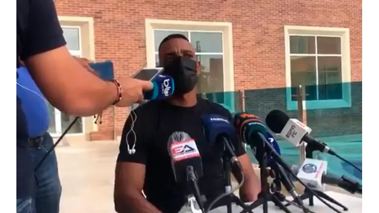 Amaranto Perea charlo con la prensa tras su salida del Junior de Barranquilla.
