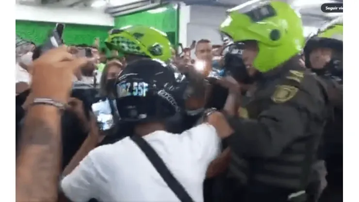 ¡Brutal! Así fue escoltado Deportivo Cali por ESMAD y Policía ante la multitud de hinchas