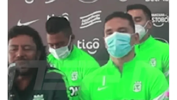 Video: la curiosa confusión de Higuita en rueda de prensa para morir de la risa