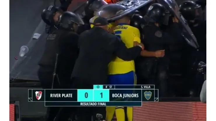 Agresiones, abucheos... Jugadores de Boca salen escoltados ante la furia de River