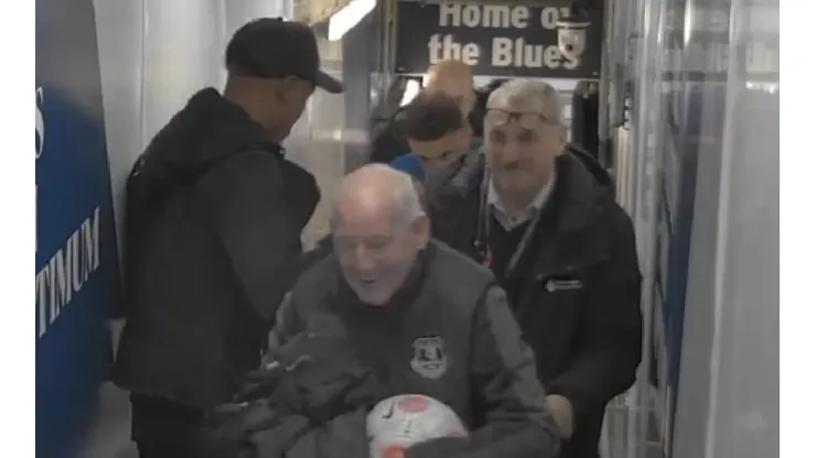 Video: Yerry apareció en el camerino y puso la fiesta tras triunfo de Everton