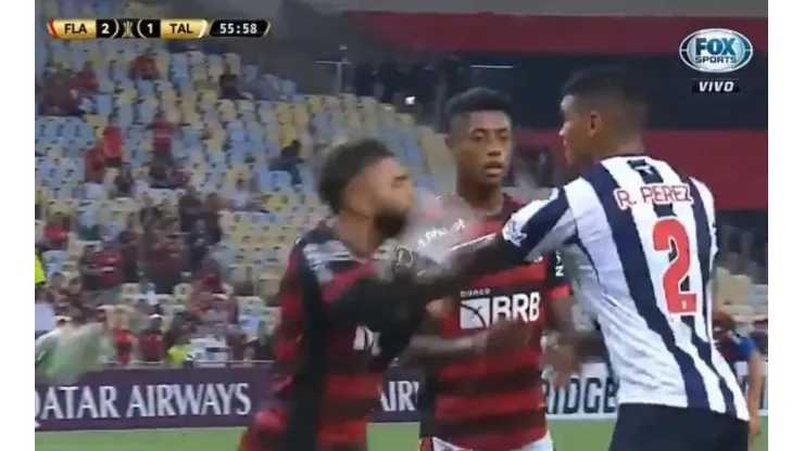 No tuvo miedo: así fue el ‘picante’ cruce de Rafa Pérez con Gabigol de Flamengo