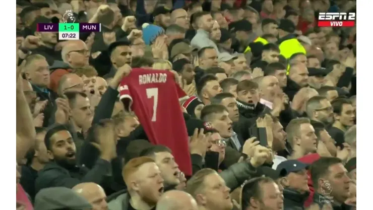 Video: Emocionante homenaje de los hinchas del Liverpool a Ronaldo por su bebé