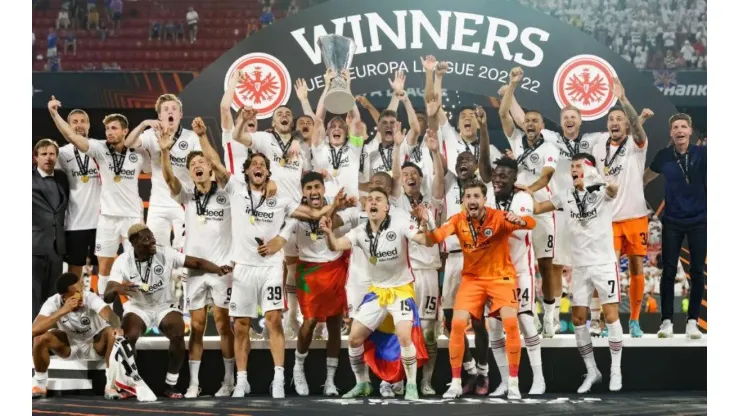 No se vio por TV: así levantó Santos Borré el trofeo de la UEFA Europa League