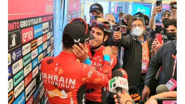 Abrazo para la historia: la felicitación de Mikel Landa a Buitrago por su victoria