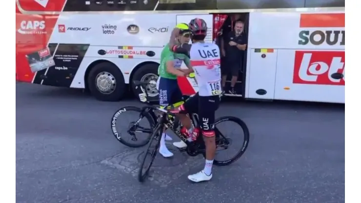 Escándalo: ciclista colombiano le mandó un puño a un colega en plena carrera