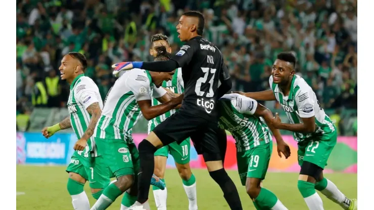 Excandidato presidencial fue visto en el Atanasio apoyando a Atlético Nacional