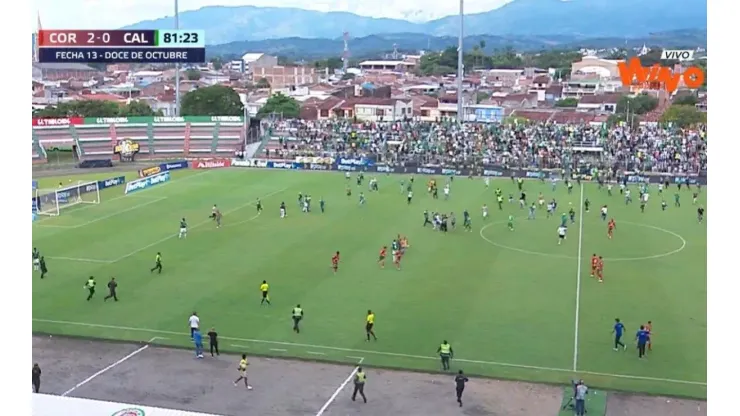 Hinchas del Cali invadieron la cancha enfurecidos y agredieron a Mayer Candelo