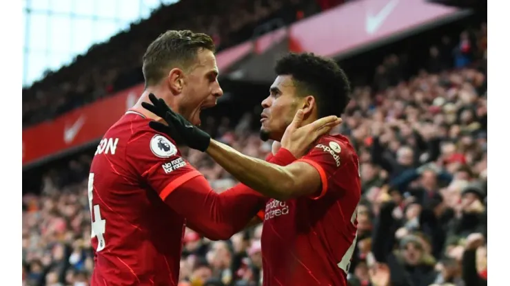 Jordan Henderson y Luis Díaz, compañeros en el Liverpool de Inglaterra.
