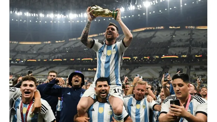 La imagen de Lionel Messi con la Copa del Mundo que es furor