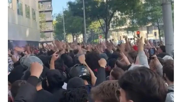 El mundo al revés: hinchas del PSG hicieron plantón para cantar contra Messi