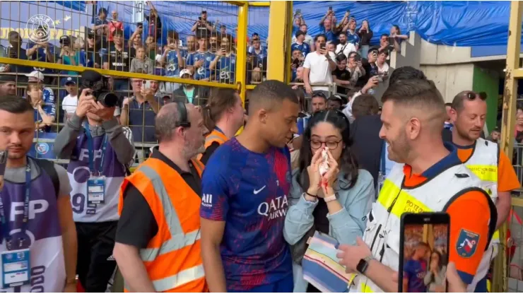 Video: Mbappé le rompió la cara a una aficionada con un balonazo