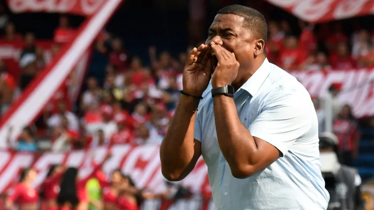 CALI - COLOMBIA, 19-03-2023: Hubert Bodhert, director técnico de Alianza Petrolera gesticula durante partido por la fecha 9 como parte de la Liga BetPlay DIMAYOR I 2023 entre América de Cali y Alianza Petrolera jugado en el estadio Pascual Guerrero de la ciudad de Cali. / Hubert Bodhert, coach of Alianza Petrolera gestures during match for the date 9 as part of BetPlay DIMAYOR League I 2023 between America de Cali and Alianza Petrolera played at Pascual Guerrero stadium in Cali city. Photos: VizzorImage / Oswaldo Paez/ Cont.
