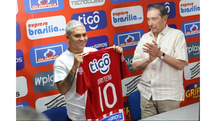 BARRANQUILLA - COLOMBIA, 15-01-2023:Presentación de Juan Fernando Quintero como nuevo jugador número diez del club Atlético Junior lo acompaña Fuad Char accionista del club. /Presentation of Juan Fernando Quintero as the new number ten player of the Atlético Junior club, accompanied by Fuad Char, a club shareholder.Photo: VizzorImage / Jairo Cassiani / Contribuidor
