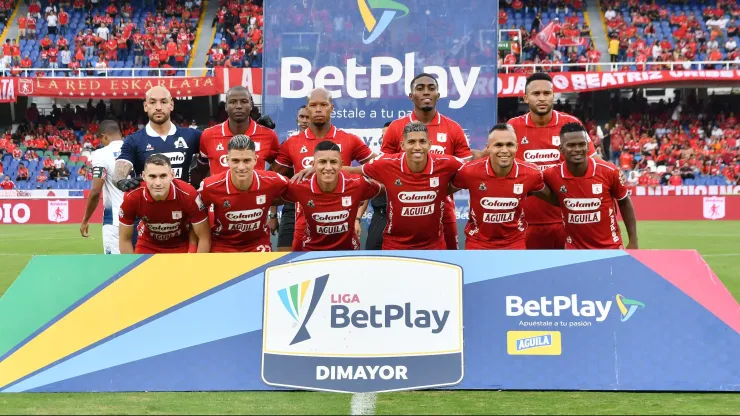 CALI - COLOMBIA, 14-05-2023: Jugadores del América posan para una foto previo al partido por la fecha 19 como parte de la Liga BetPlay DIMAYOR I 2023 entre América de Cali y Once Caldas jugado en el estadio Pascual Guerrero de la ciudad de Cali. / Players of America pose to a photo prior match for the date 19 as part of BetPlay DIMAYOR League I 2023 between America de Cali and Once Caldas played at Pascual Guerrero stadium in Cali city. Photos: VizzorImage / Nelson Rios / Cont.
