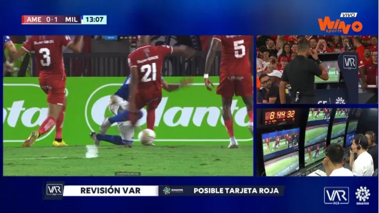 Terrible patada de Edwin Velasco a Luis Paredes.
