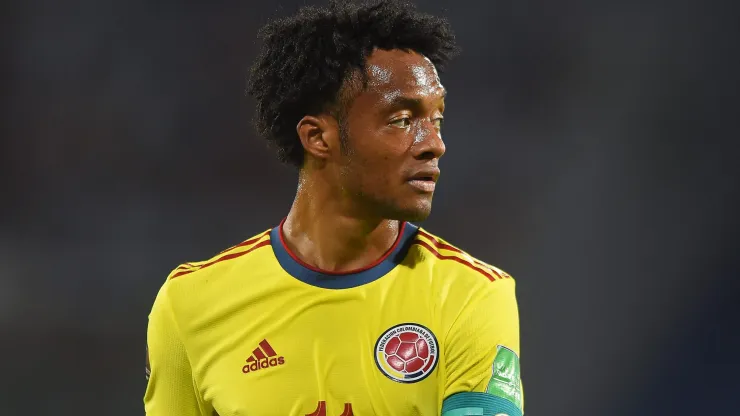 CORDOBA, ARGENTINA - FEBRUARY 01: Juan Cuadrado of Colombia looks on during a match between Argentina and Colombia as part of FIFA World Cup Qatar 2022 Qualifiers at Mario Alberto Kempes Stadium on February 01, 2022 in Cordoba, Argentina. (Photo by Marcelo Endelli/Getty Images)
