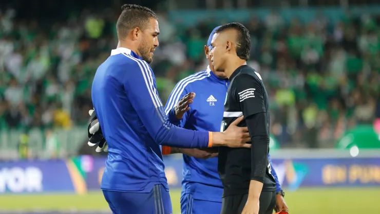 MEDELLIN - COLOMBIA, 31-05-2022: Alvaro Montero arquero de Millonarios conversa con Kevin Mier arquero de Nacional durante partido entre Atlético Nacional y Millonarios F.C. por la fecha 2 de los cuadrangulares semifinales como parte de la Liga BetPlay DIMAYOR I 2022 jugado en el estadio Atanasio Girardot de la ciudad de Medellín. / Alvaro Montero goalkeeper of Millonarios talks with Kevin Mier goalkeeper of Nacional during match between Atletico Nacional and Millonarios F.C. for the date 2 of the quadrangulars semifinals as part of BetPlay DIMAYOR League I 2022 played at Atanasio Girardot stadium in Medellin city. Photo: VizzorImage / Donaldo Zuluaga / Cont
