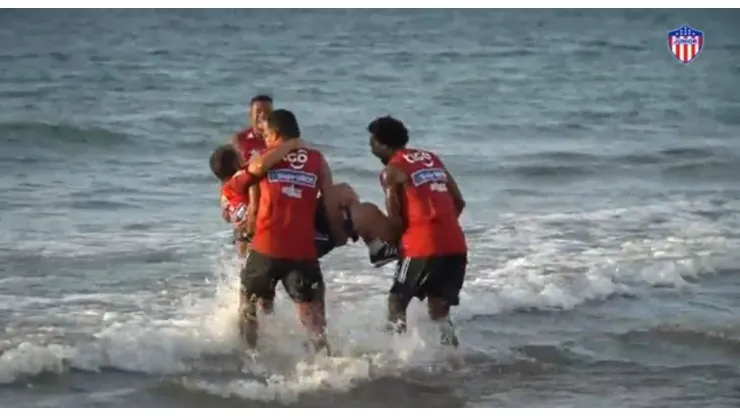 Como no se había visto: Bacca y ‘Bolillo’ jugando en las playas del Atlántico