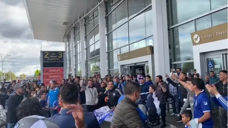 Hinchas hicieron Impresionante despedida a jugadores de Millonarios en el aeropuerto