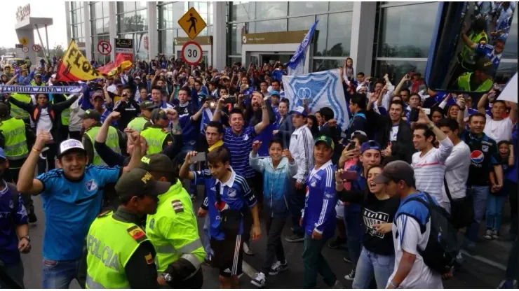 Periodista de City TV se dejó contagiar de la hinchada de Millonarios y cantó con ellos