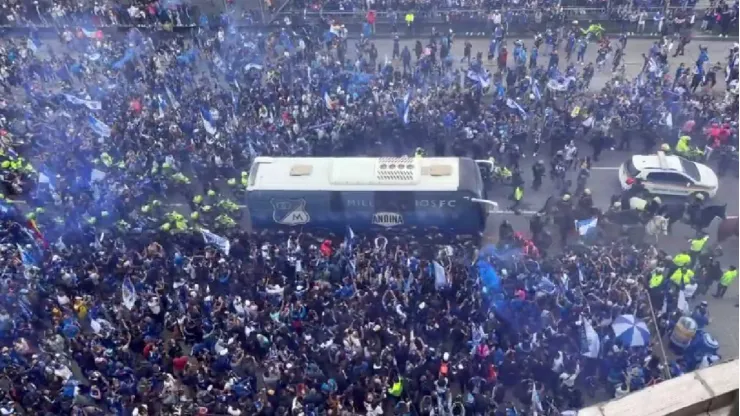 Los hinchas de Millonarios colapsaron por completo la carrera 30 tras la llegada del equipo al estadio El Campín.
