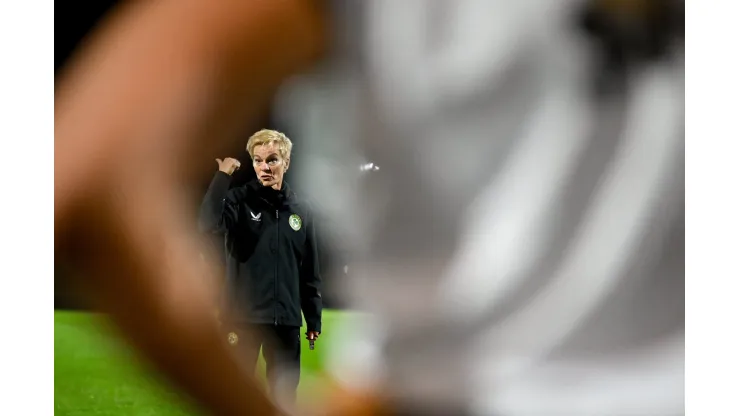 La entrenadora de Irlanda salió en defensa de sus jugadoras tras amistoso contra Colombia.
