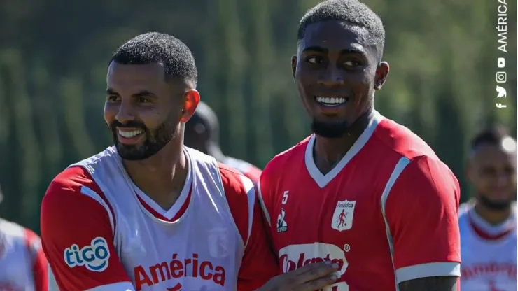 Así luce Edwin Cardona la nueva camiseta de América de Cali.
