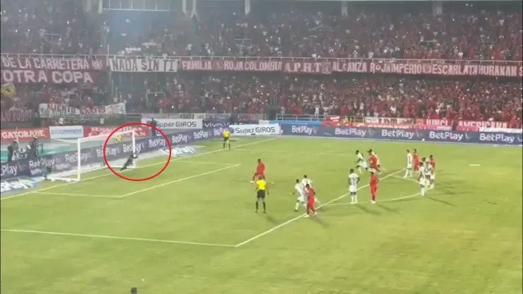 Atajadón de Harlen Castillo que evita el gol de penal de Carlos Darwin Quintero