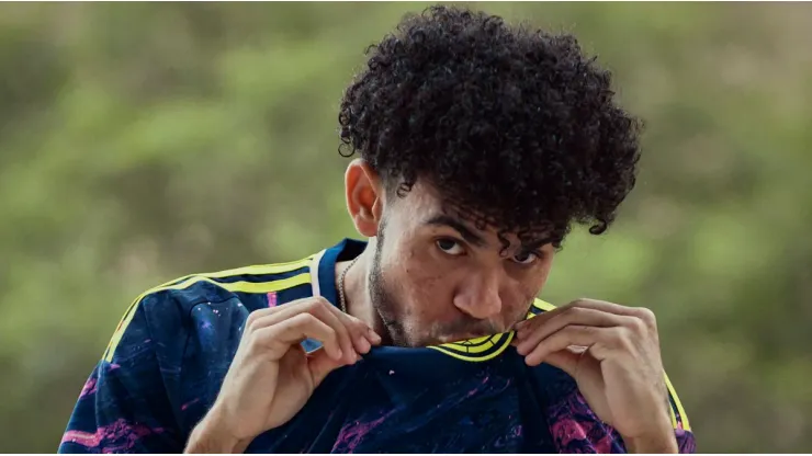 Luis Díaz con la camiseta de la Selección Colombia femenina
