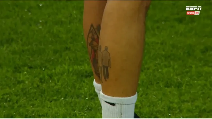 El tatuaje que lleva Juanfer Quintero en su pierna izquierda sobre River Plate y la Copa Libertadores.
