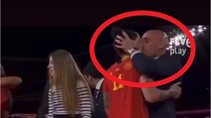 El polémico beso de un dirigente español a campeona de la Selección en la celebración