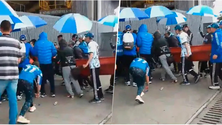 Hinchas de Millonarios ingresan un ataúd al estadio El Campín de Bogotá.
