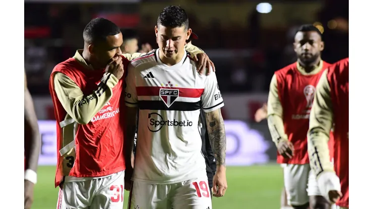 Compañeros de James en Sao Paulo lo animaron tras errar penal en la Sudamericana.
